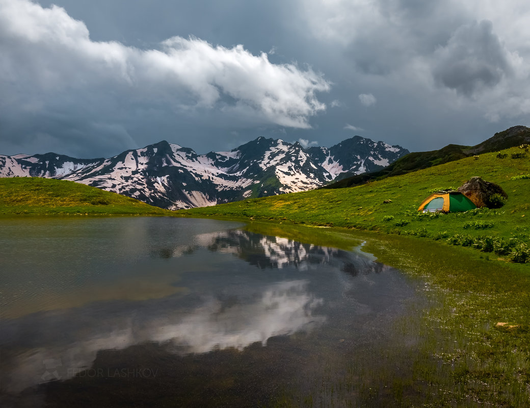 Палатка на берегу горного озера - Фёдор. Лашков