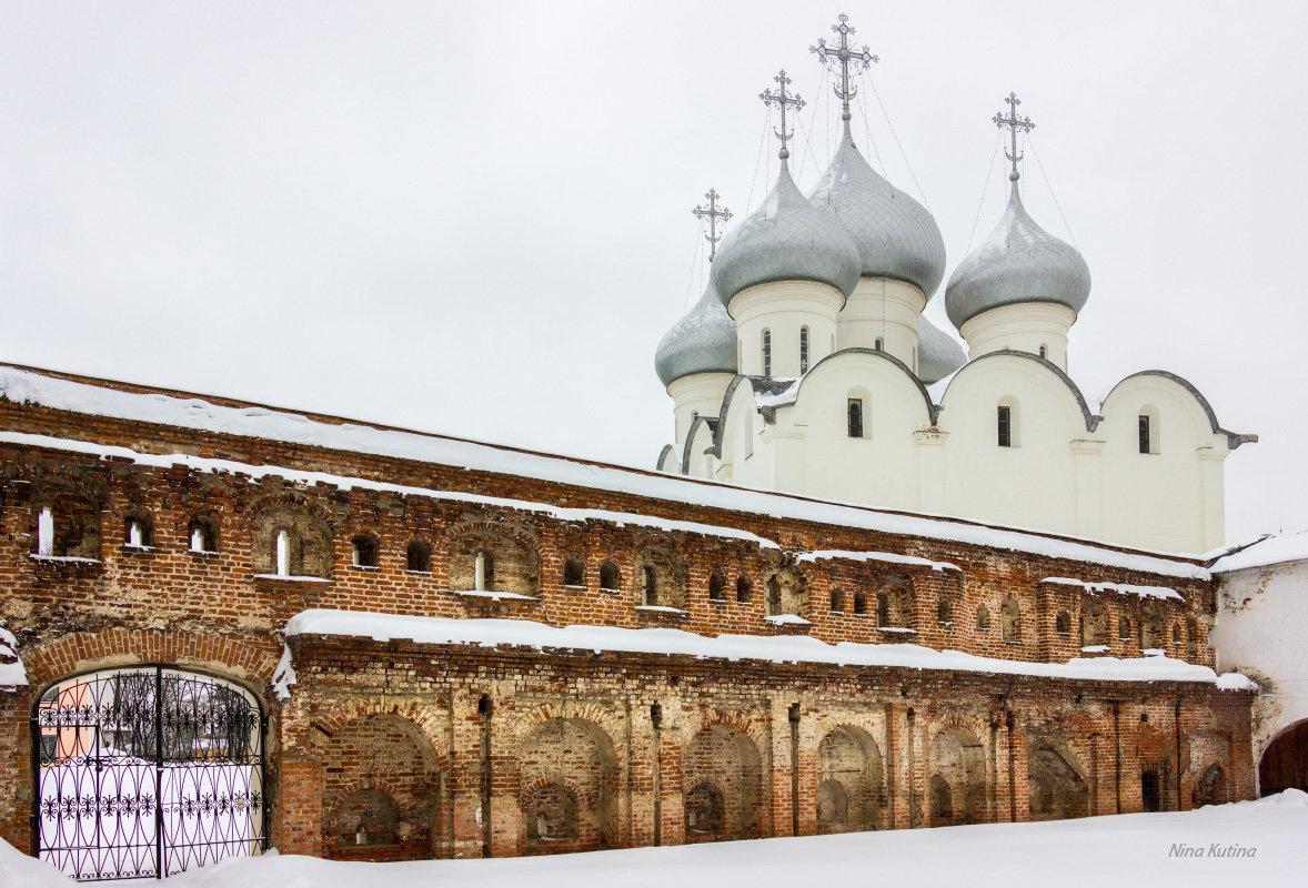 В консисторском дворике - Нина Кутина