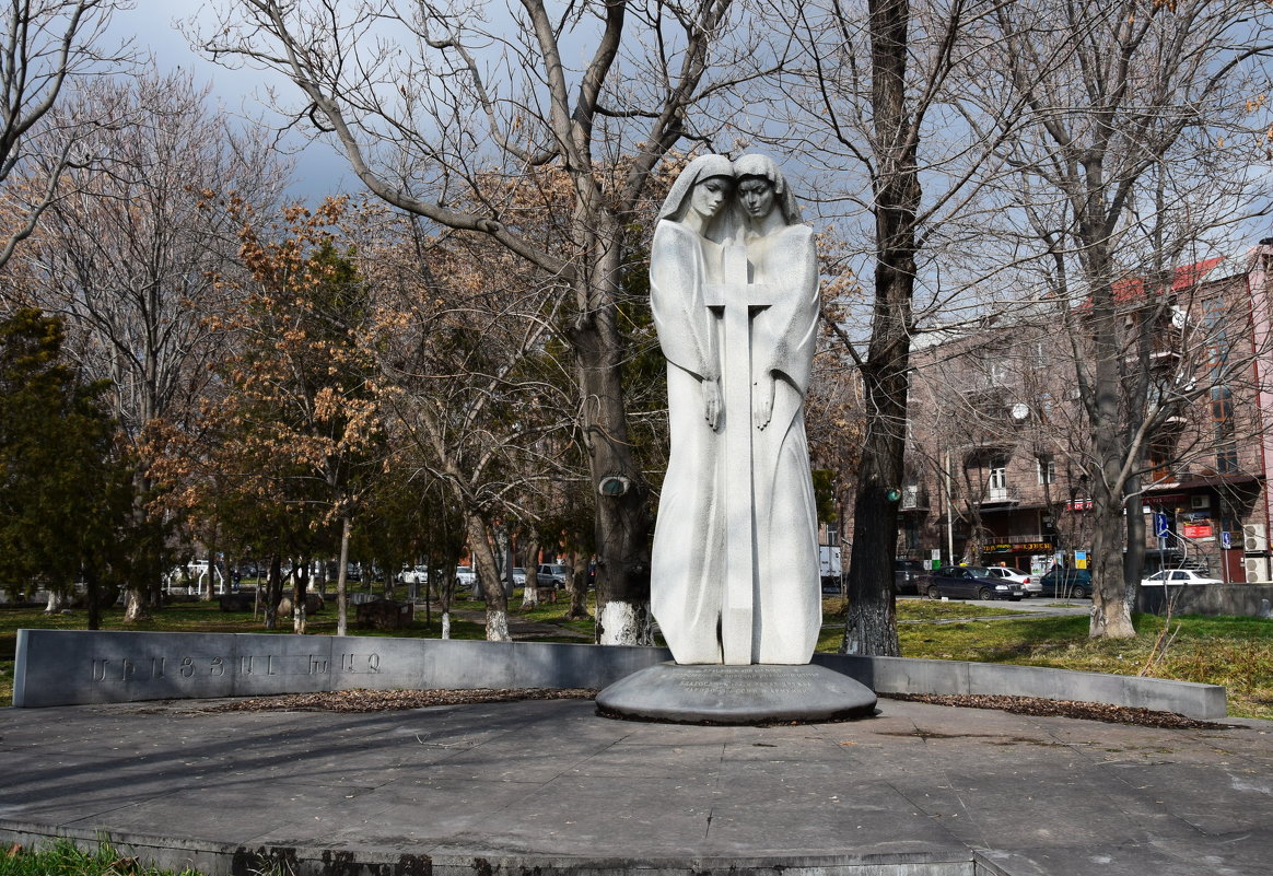 Армения. Ереван. Памятник  " Единый крест" - Galina Leskova