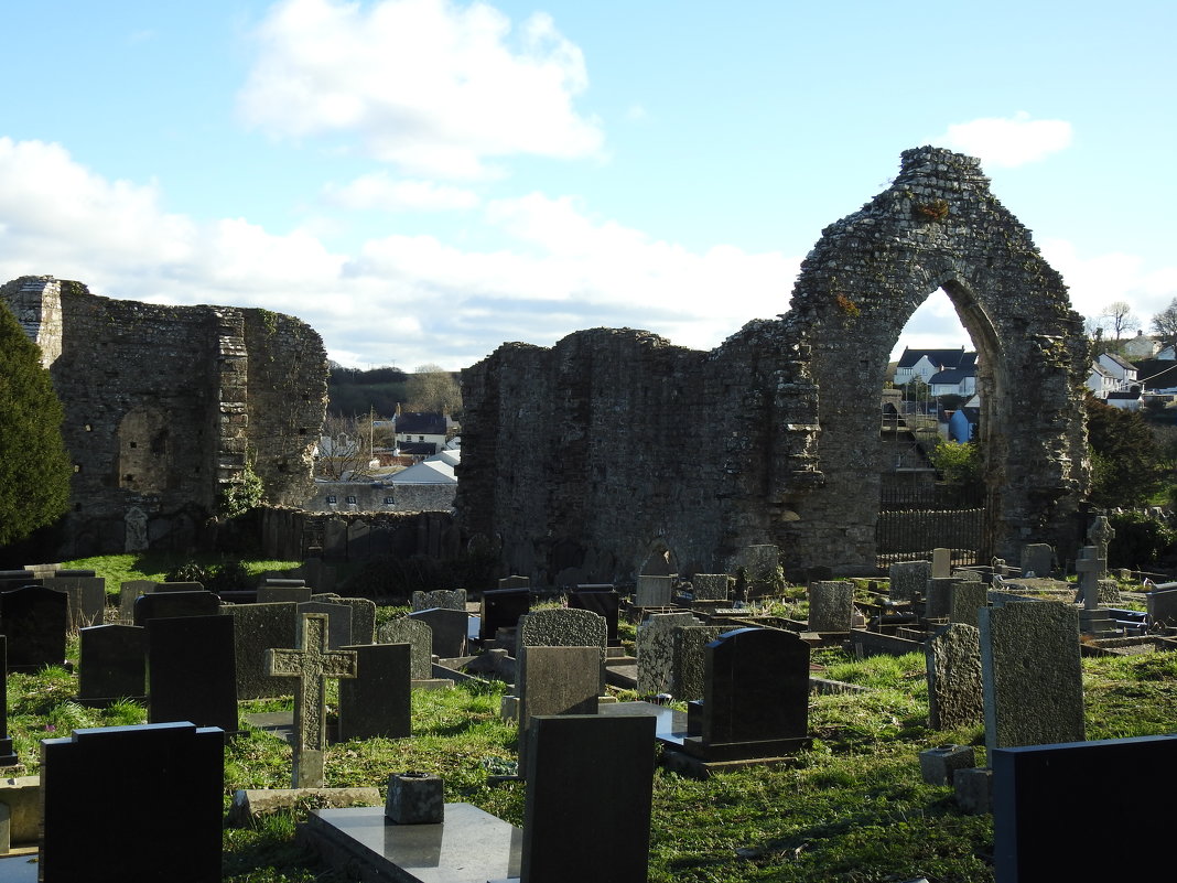 Руины средневекового аббатства и кладбище - Natalia Harries