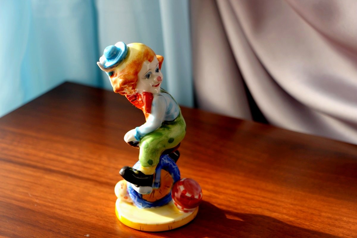 Статуэтка «Клоун-циркач» Гжель (в цвете) автор: Михаил Тарыгин - Надежд@ Шавенкова