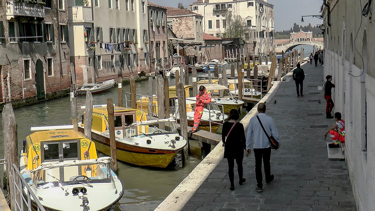 Venezia.Rio dei Mendicanti. Parcheggio barca Ambulanza. - Игорь Олегович Кравченко