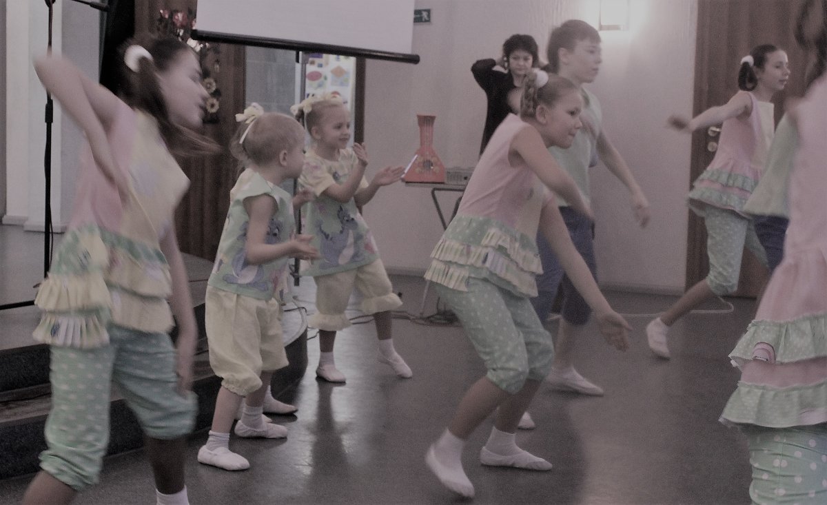 Танцуют дети - Наталья Лунева 