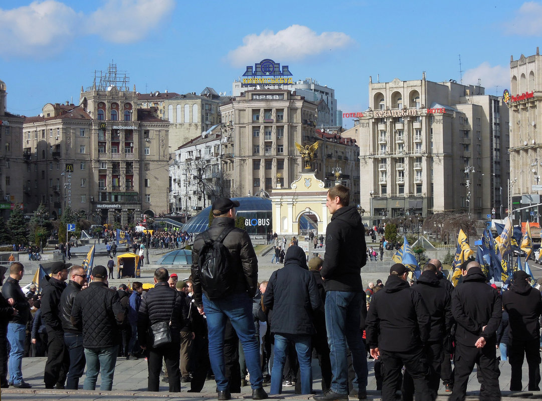 С другой стороны Майдана идут "потоки" вновьприбывающих... - Тамара Бедай 
