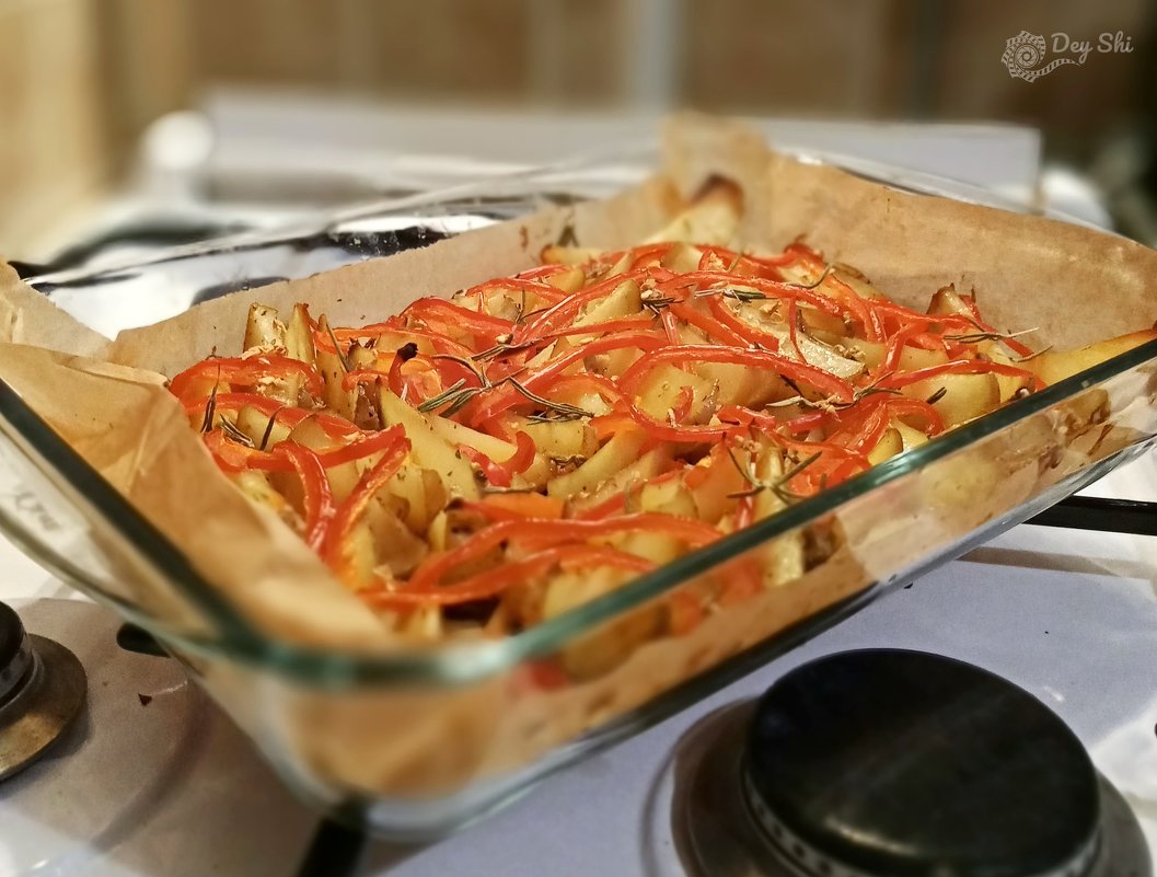 запечённый картофель с болгарским перцем посыпанный чесноком и розмарином - Дея Ши