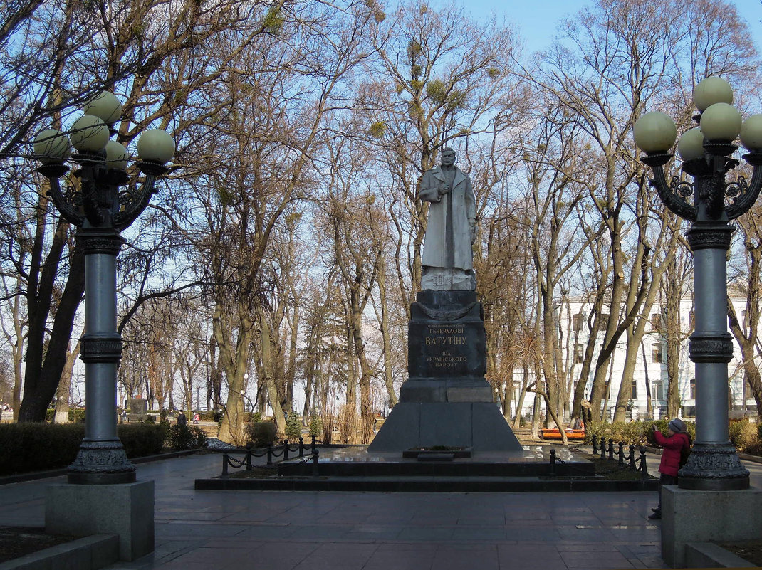 Памятник генералу Ватутину в Мариинском парке - Тамара Бедай 