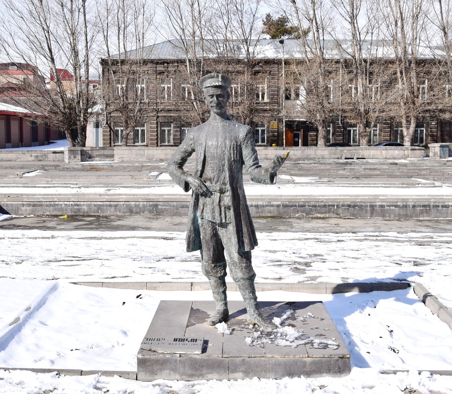 Памятник Полоз Мукучу в Гюмри - Galina Leskova