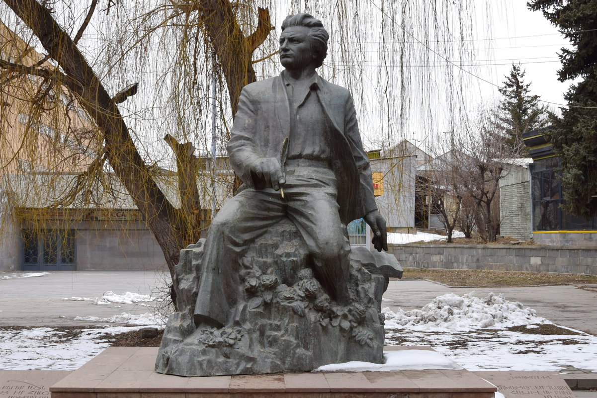 Армения. Гюмри . Памятник Ованесу Ширазу - Galina Leskova