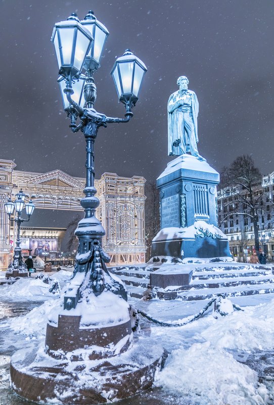 Памятник Пушкину зимой - Виктор Тараканов