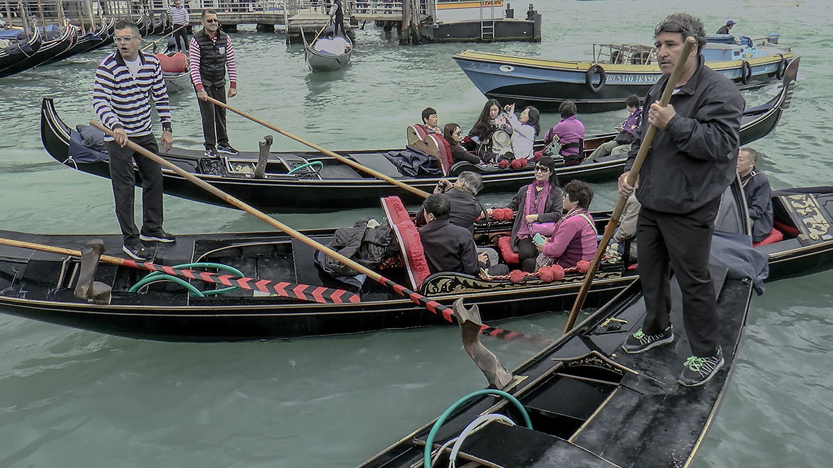 Venezia. I gondolieri partono dal molo di San Marco. - Игорь Олегович Кравченко