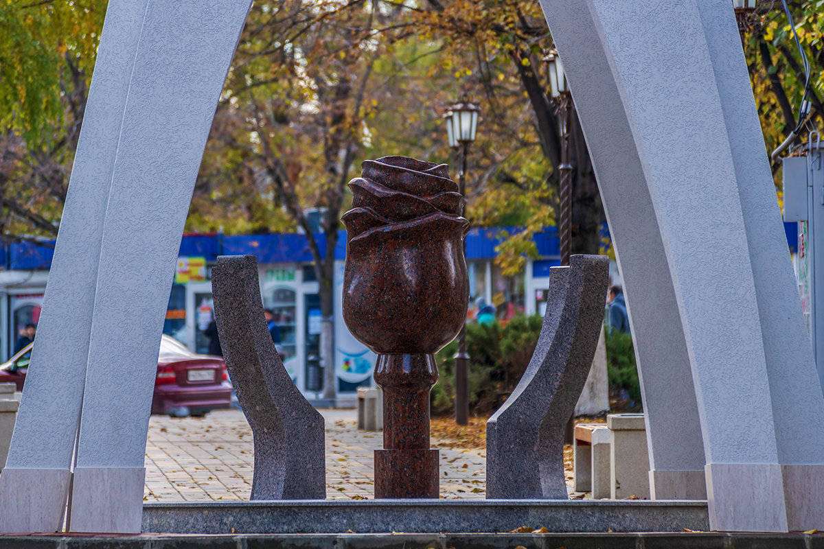 Памятник дружбы народа - Игорь Сикорский