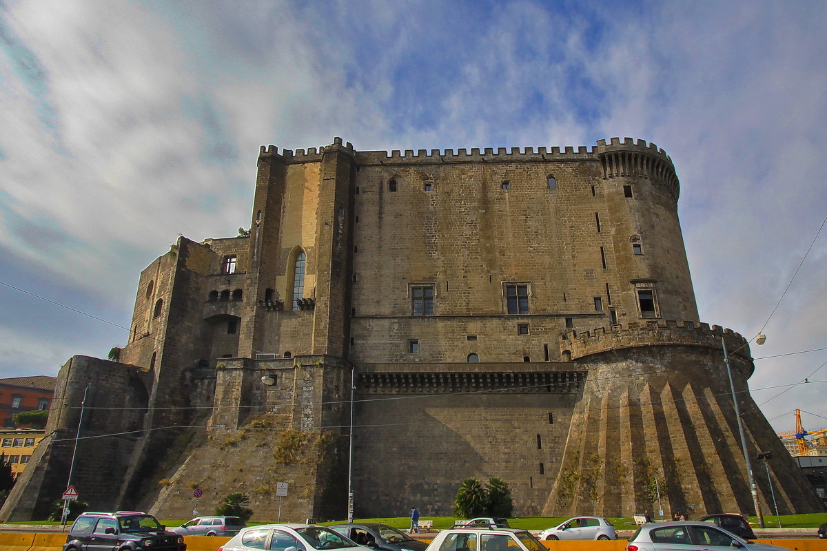 Castello Nuovo западная стена - M Marikfoto