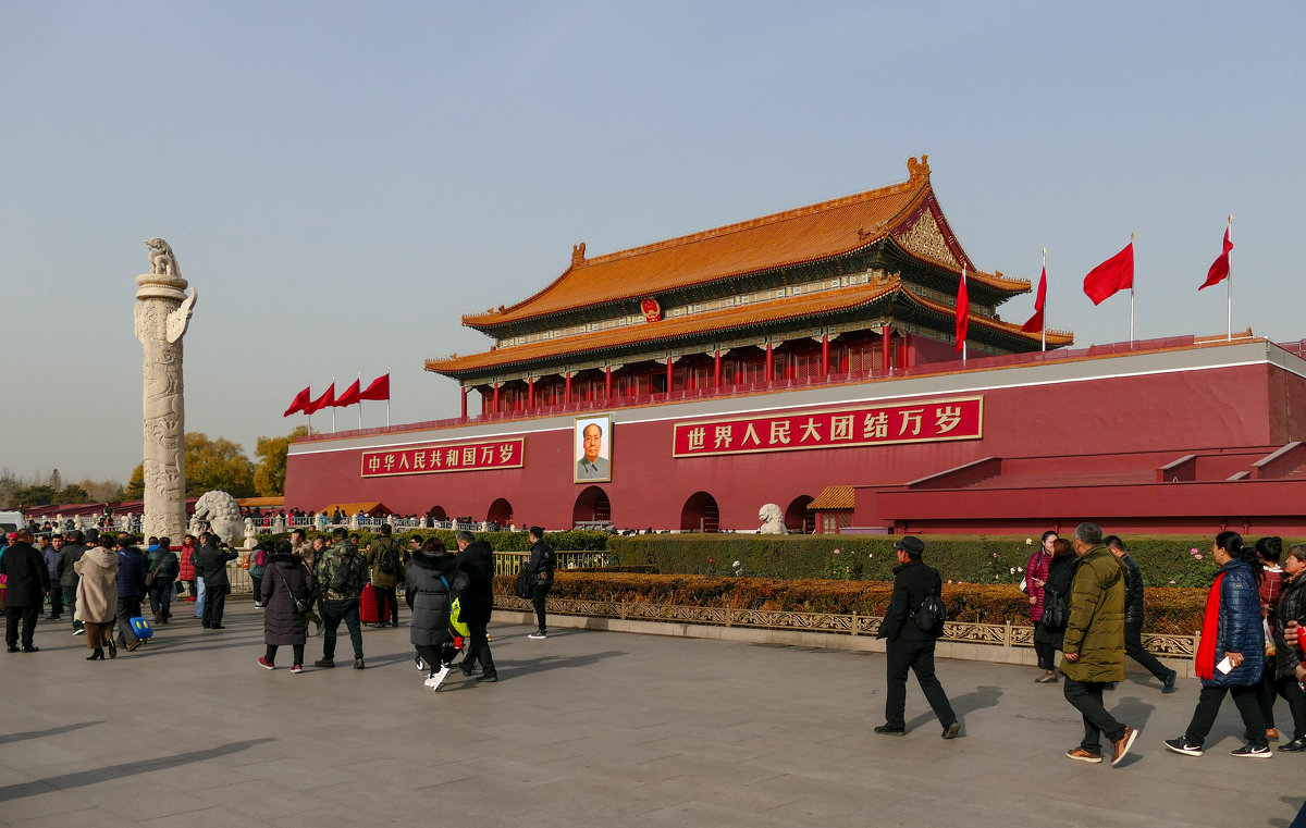 Ворота Небесного Спокойствия (Тяньаньмэнь) и одна из колонн Хуабяо, Пекин - Юрий Поляков