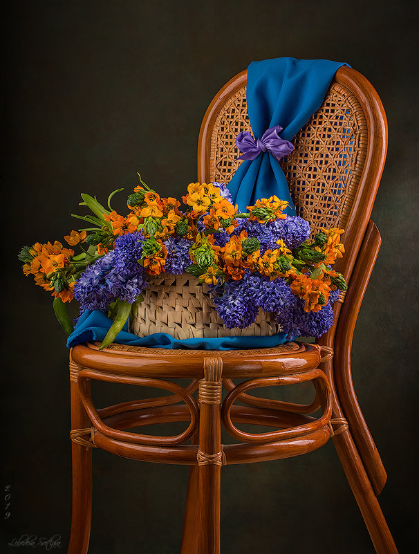 Букет цветов на стуле - Светлана Л.