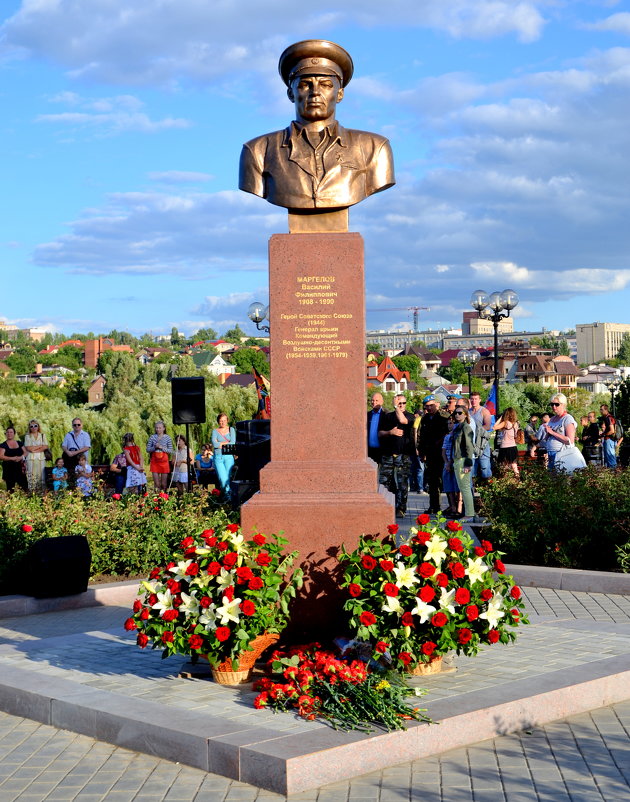 Памятник Маргелову в Донецке - Мария Коледа