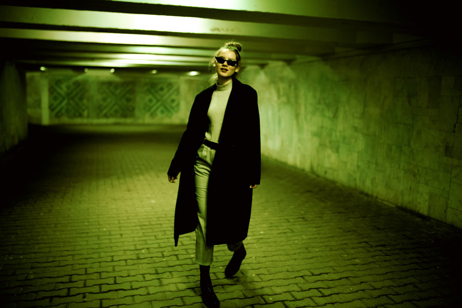 Девушка в очках и черном пальто в подземном переходе Уфы - Lenar Abdrakhmanov