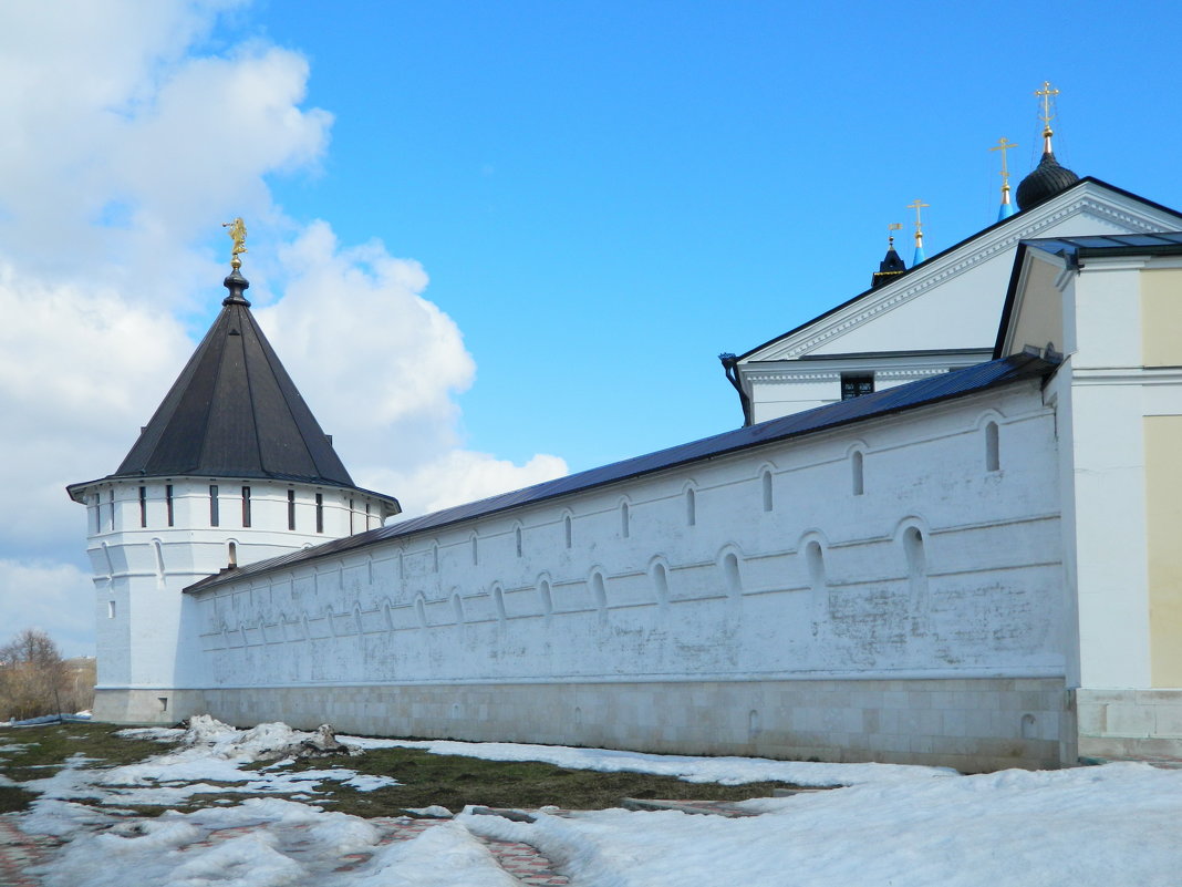 Стены Высоцкого монастыря в Серпухове - Алла Захарова