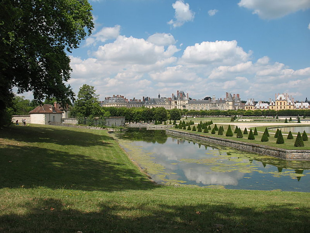 Панорама  дворца и парка Фонтебло. - Гала 