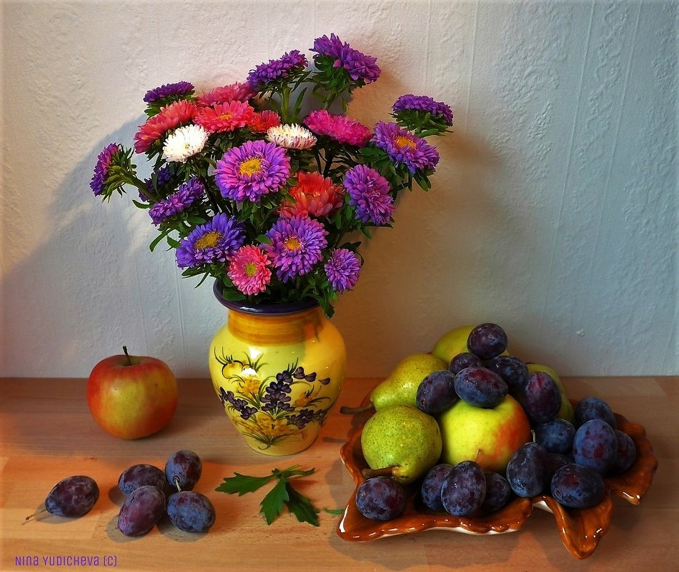 Астры в вазе и фрукты - Nina Yudicheva