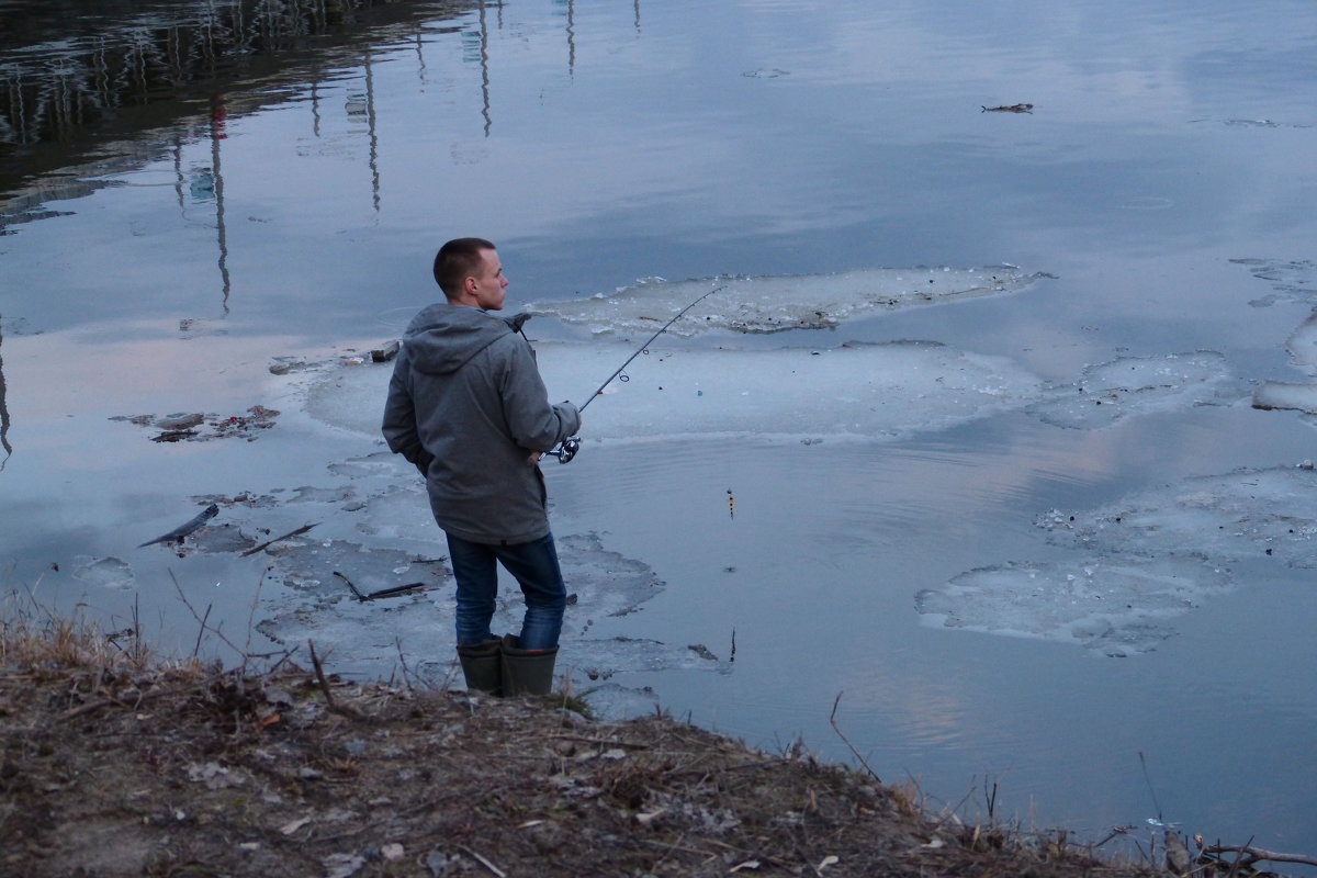 рыбалка на вскрывшейся реке - Александр Прокудин