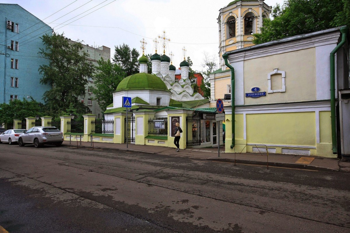 Церковь Рождества в Путинках в Москве