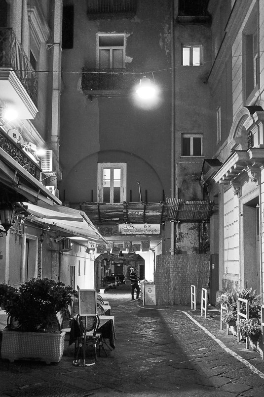 Неаполитанский дворик, ночная тишина - M Marikfoto
