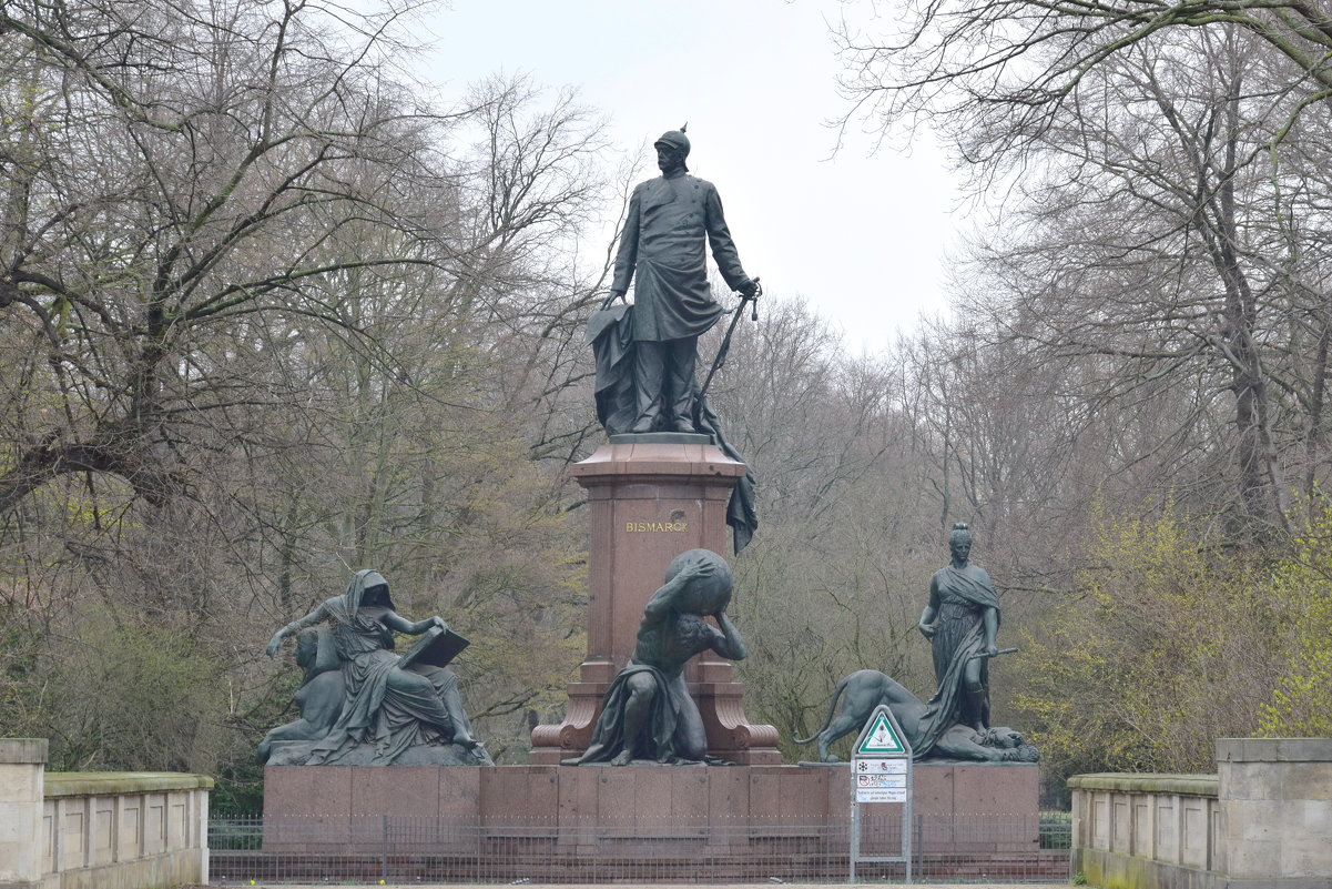 Германия. Весна2019.. Национальный памятник Бисмарку на площади Большая Звезда в Берлине. - Galina Leskova
