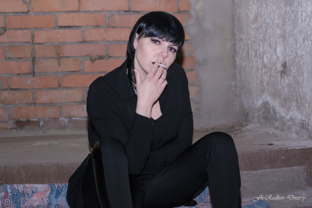 Девушка с сигаретой - Дмитрий Радков