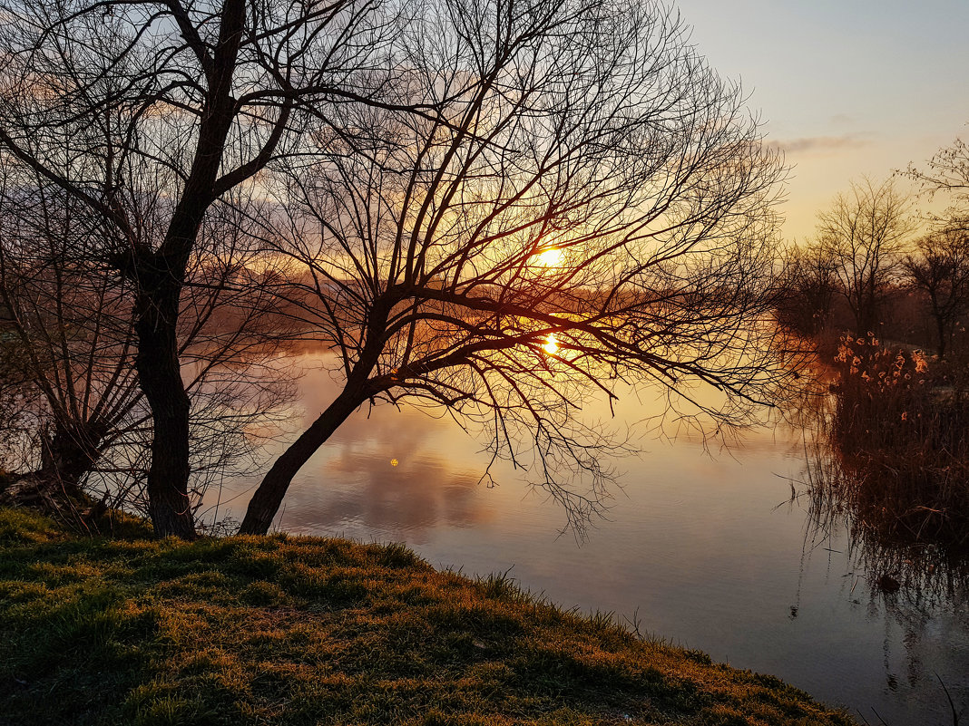 Рассвет забрезжил утром рано над тихо спящею рекой. - Валерий Ткаченко