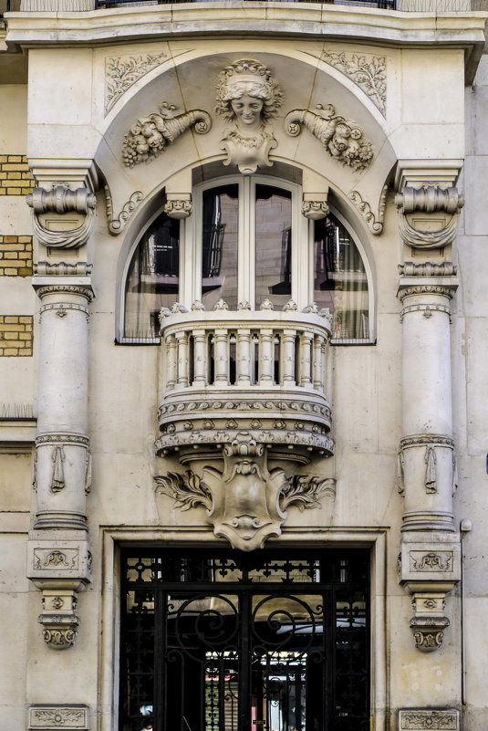 фасад жилого дома в Париже - Георгий А