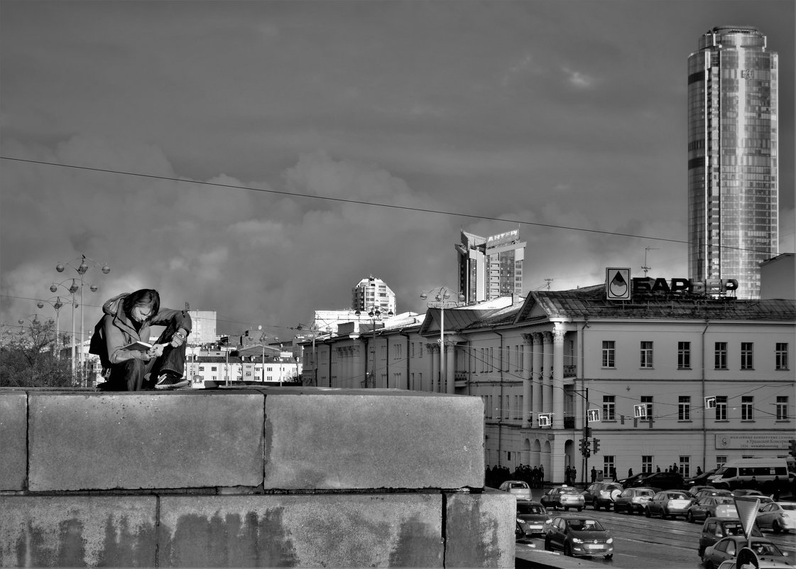 Одна в большом городе. - Лариса Красноперова