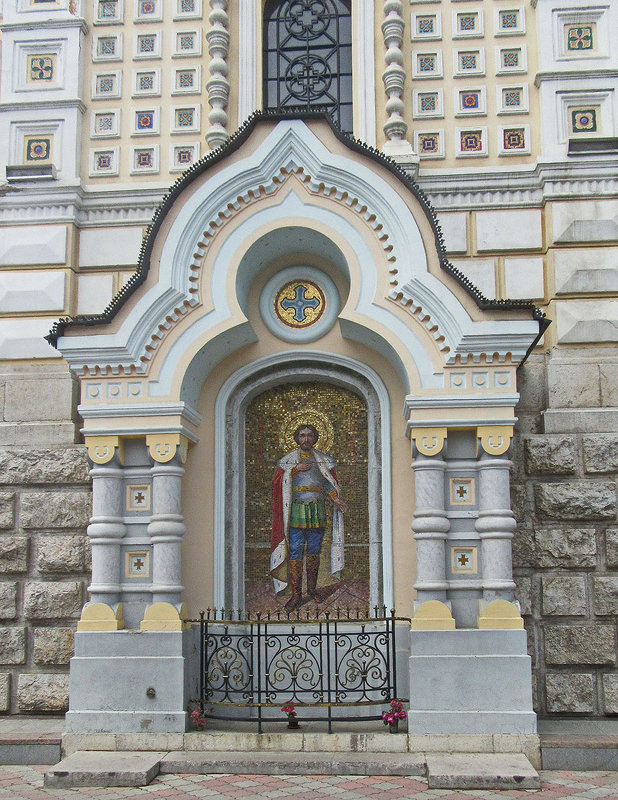 Мозаичный лик Александра Невского, заключенный в каменный киот, г. Ялта - Tamara *