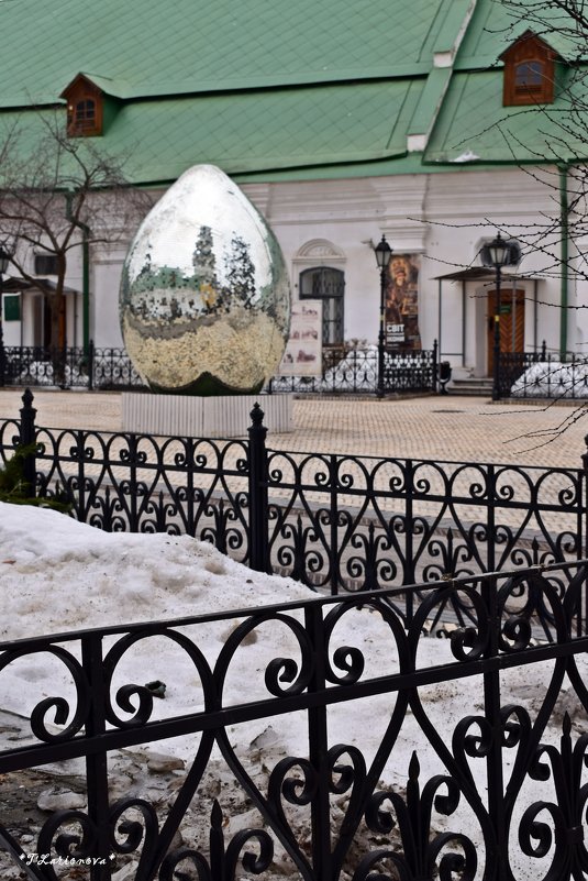 Пасхальное яйцо на территории Киево-Печерской Лавры - Татьяна Ларионова