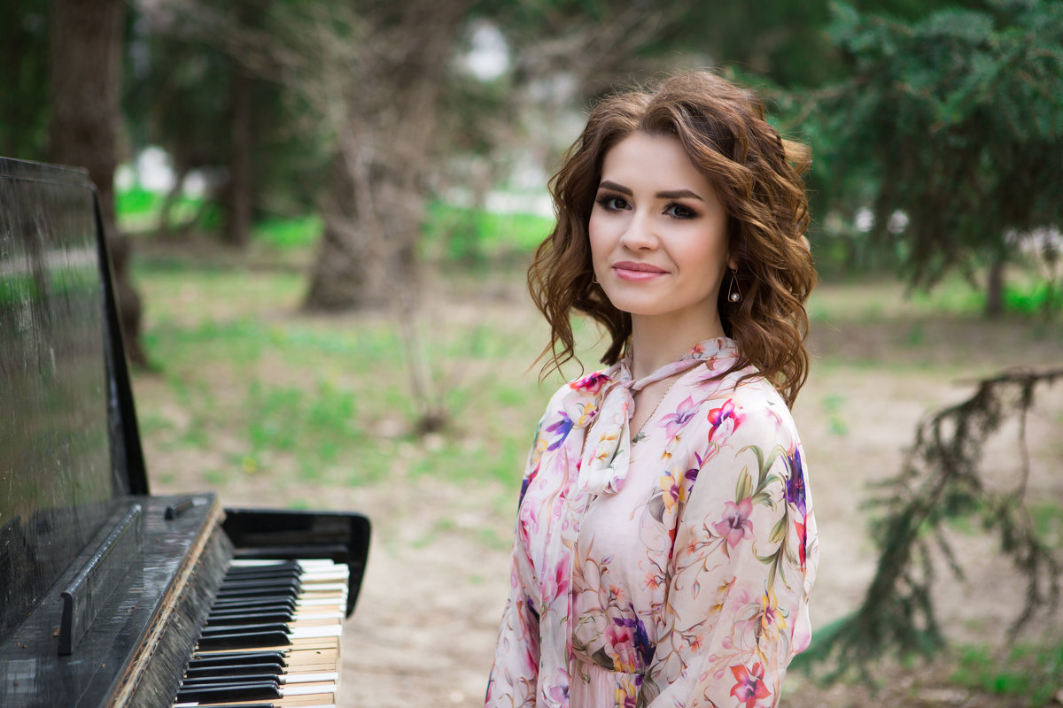 Девушка в парке у фортепиано - Valentina Zaytseva