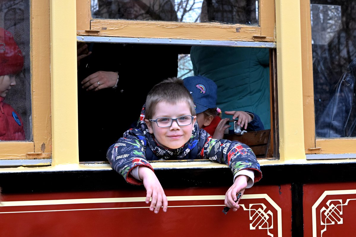 Малыш улыбается из трамвая выпуска 1930-1933 гг. - Татьяна Помогалова