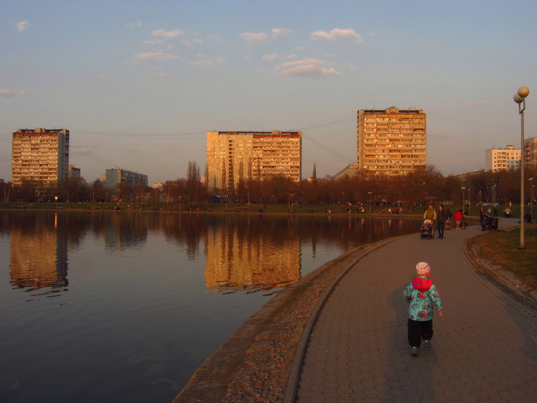 Первый по-настоящему теплый вечер в Москве, или "Я шагаю по Москве" - Андрей Лукьянов