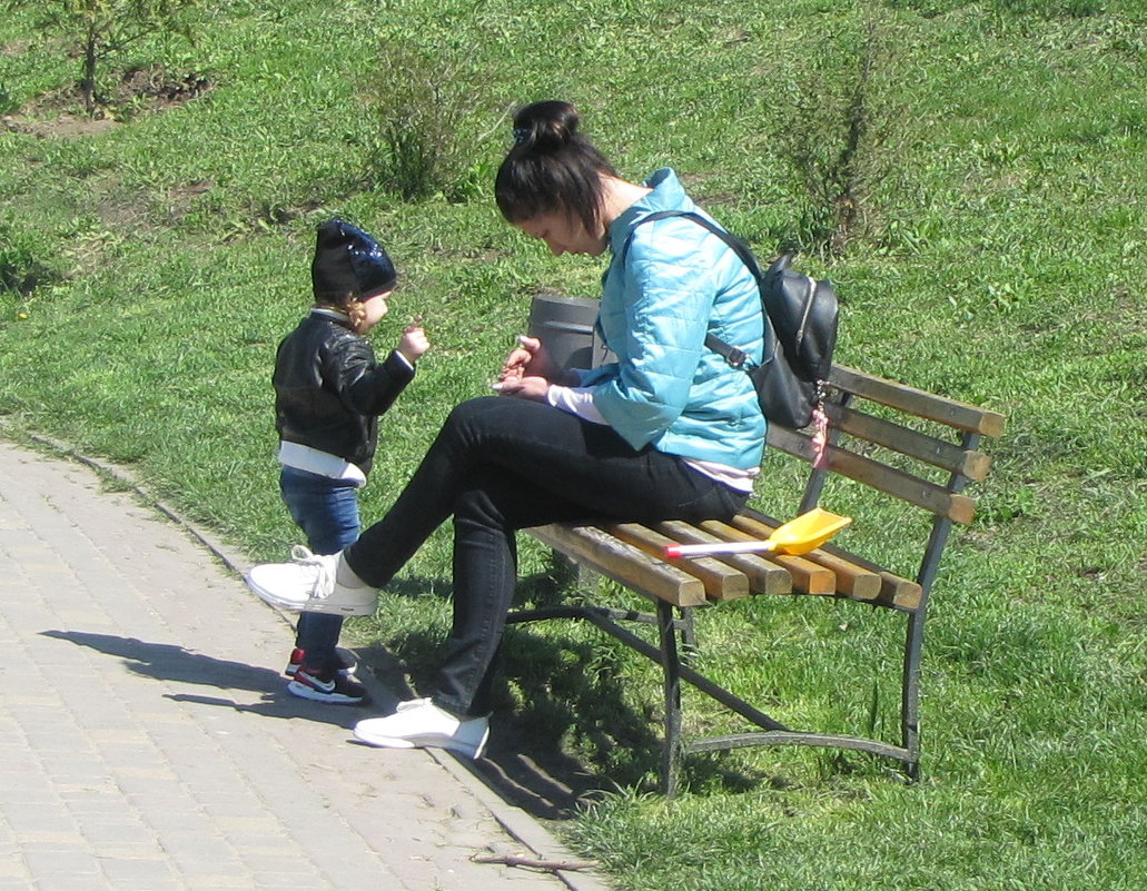 Девушка с лопатой, смартфоном, вещмешком и ребенком... - Александр Скамо