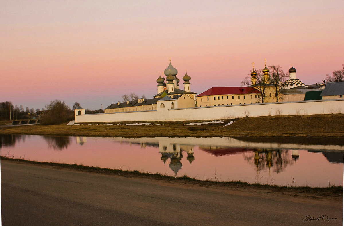 монастырь на закате - Сергей Кочнев