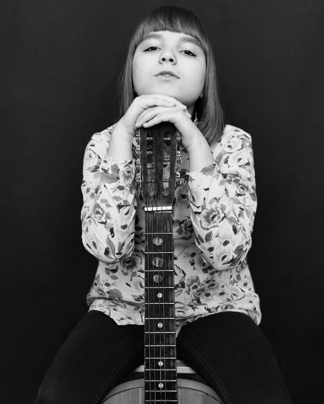 Девушка с гитарой - Трушкина Наталья 