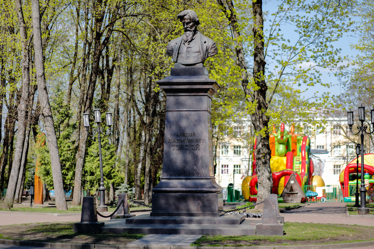 Памятник Толстому А.К. в парке его имени в Брянске - villy 