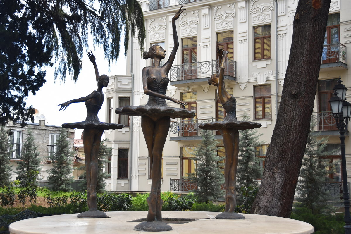 Тбилисский  театральный дворик - Николай Танаев