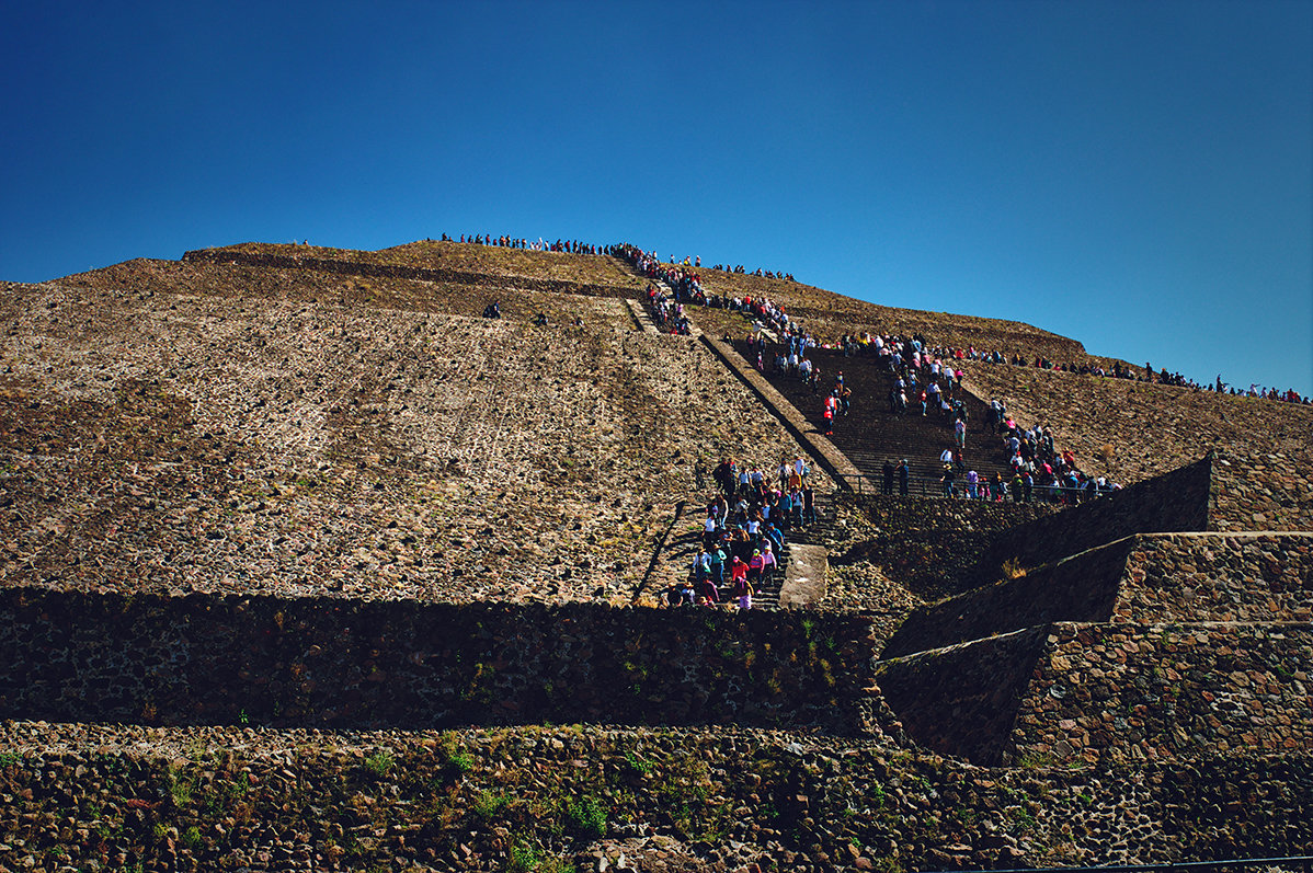 Подъём на пирамиду Солнца, город Теотиуакан, Мексика - Михаил Родионов