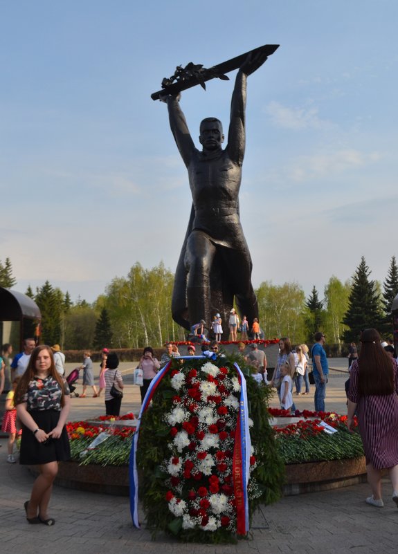 Солдат-Победитель с мечом и лавровым венком- символом Победы. - Savayr 