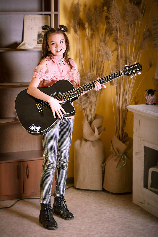 Девочка с гитарой - Надежда Преминина