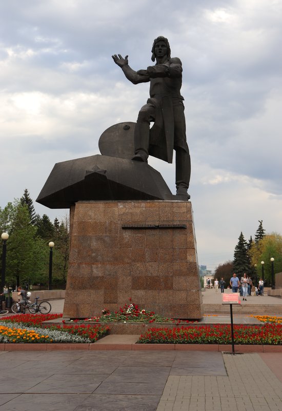 Памятник танкистам - добровольцам - Татьяна Котельникова