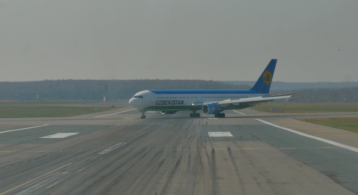 Посадка лайнера Б- 767. (момент пересечения не задействованной  ВПП) - Alexey YakovLev