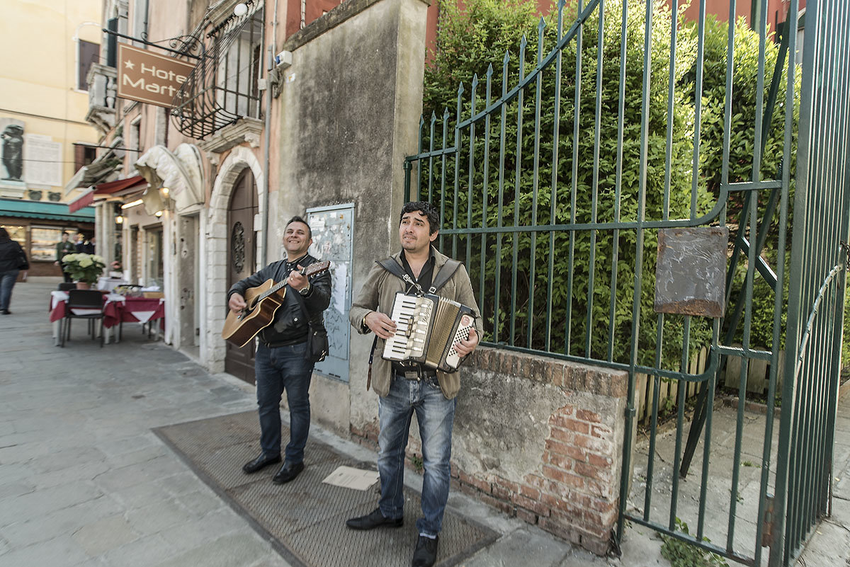 Venezia. Ponte Della Guglie. Musicisti di strada. - Игорь Олегович Кравченко