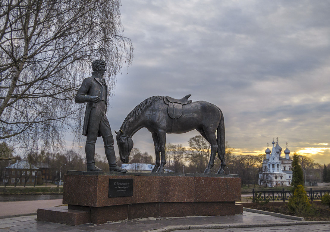 Красивый памятник знаменитому земляку - Сергей Цветков