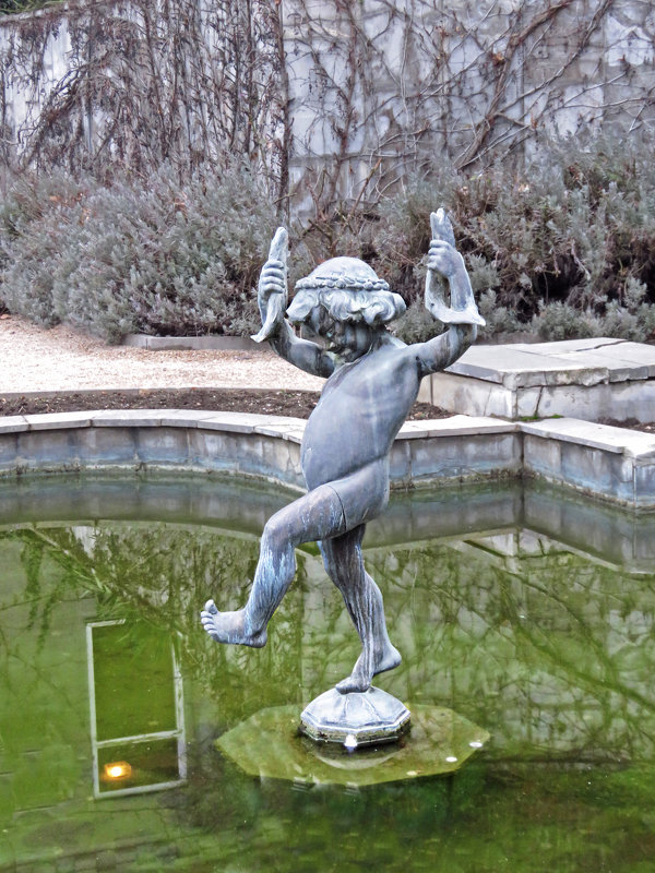 Мальчик с рыбой в фонтане. - ИРЭН@ .