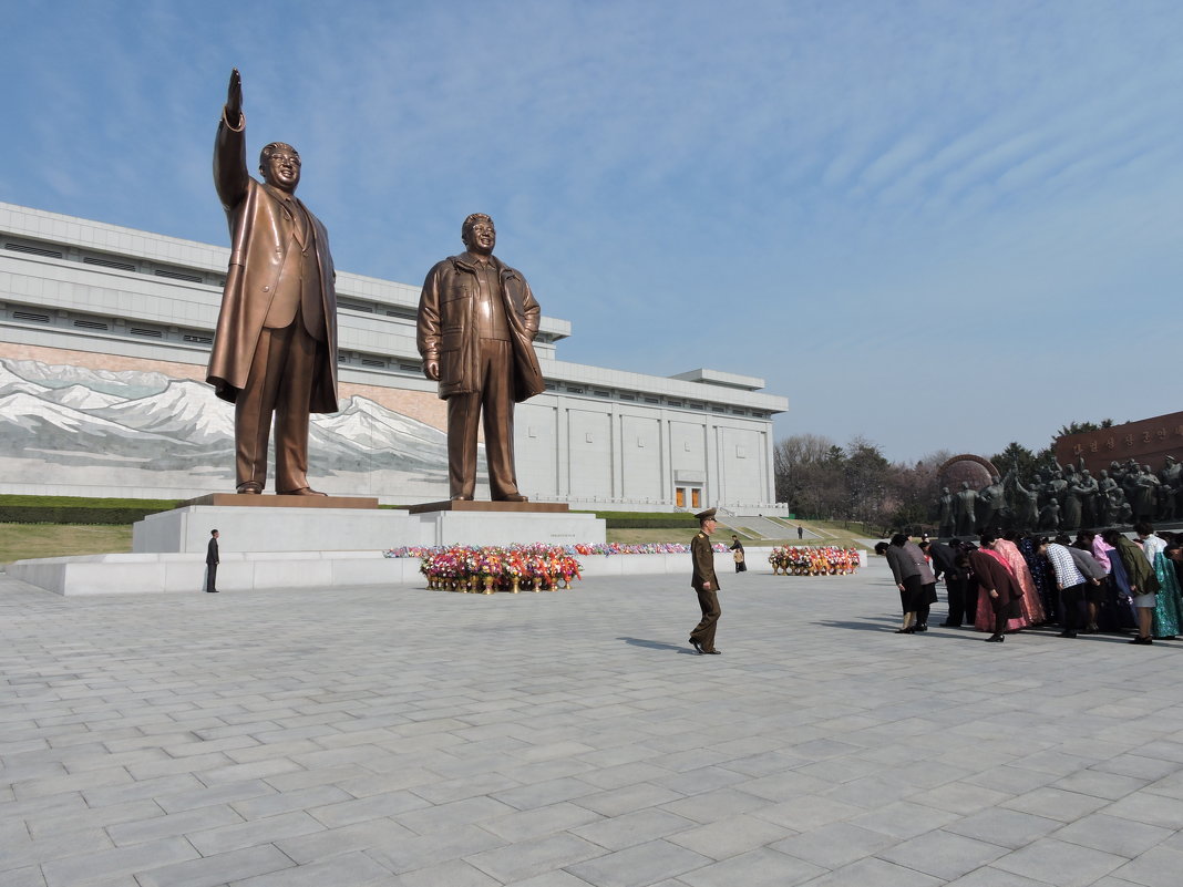 Памятник Ким Чен Иру и Ким Ир Сену на холме Мансудэ - Tatiana Belyatskaya